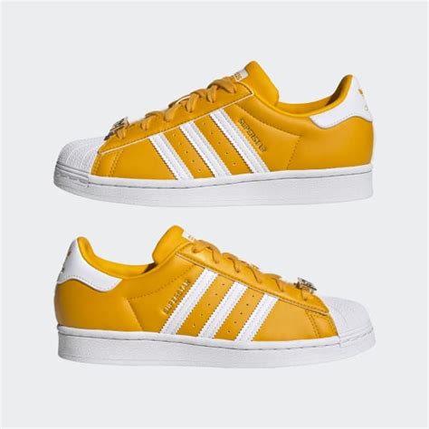 Grüne, gelbe adidas Superstar 